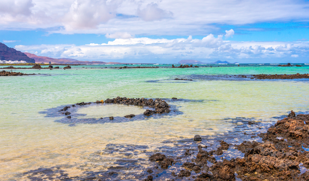 strand und meer von caletón blanco in lanzarote