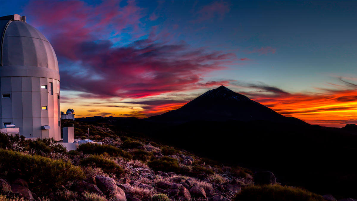 observatorio astronómico del teide con puesta de sol