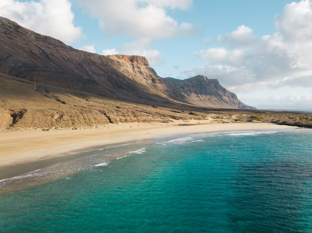 vista a la playa y el acantilado del risco de lanzarote