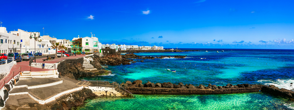 natürliche becken und dorf bei Punta Mujeres in lanzarote