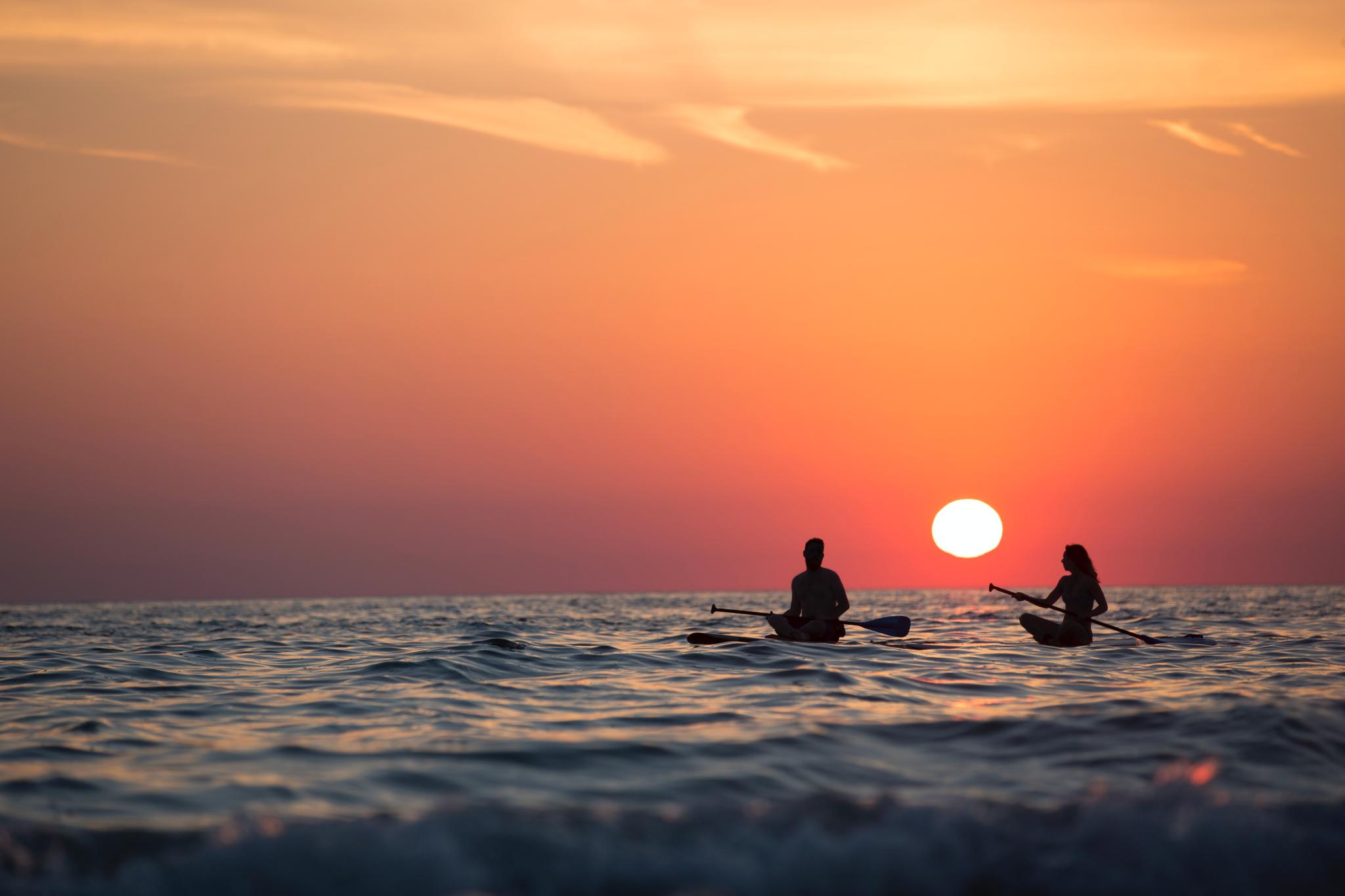 pareja con puesta de sol