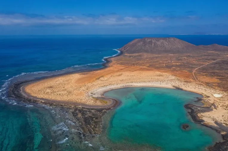 Panoramic view of Playa de la Concha and Montaña de la Caldera on Isla de Lobos