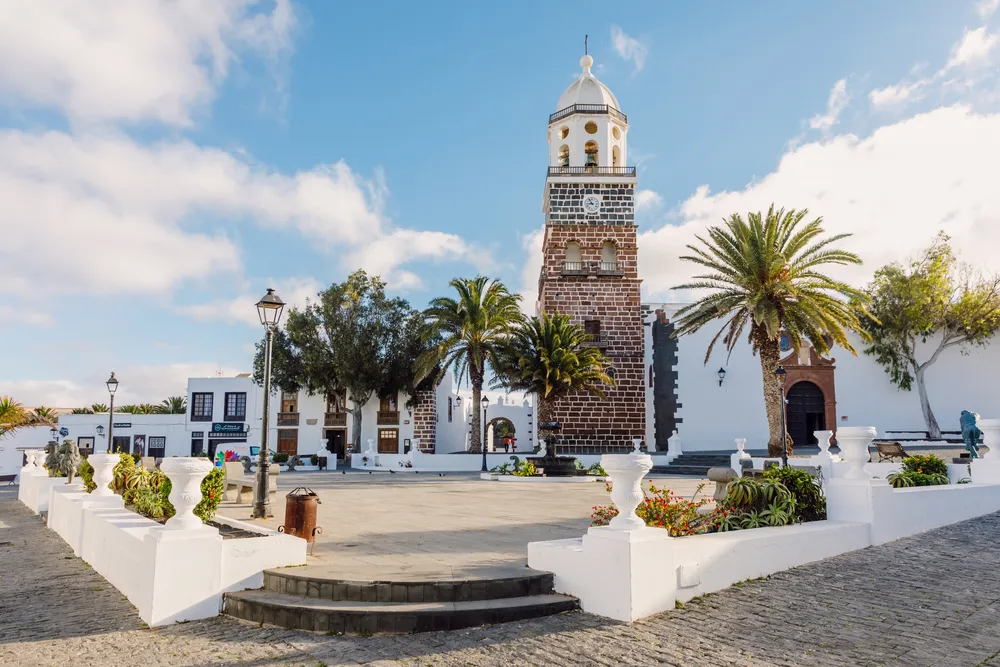 vista a pie de calle de la zona urbana de Costa Teguise